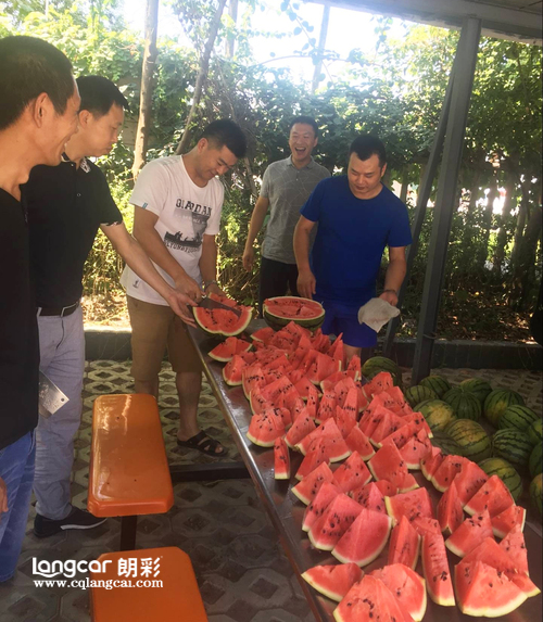 重庆朗彩木门：朗彩木门为员工送上西瓜