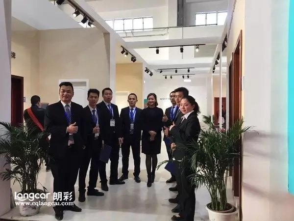 重庆朗彩木门：2017北京木门展销售人员合影