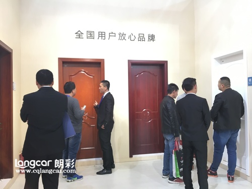 重庆朗彩木门：2017北京木门展展厅现场销售人员耐心讲解木门