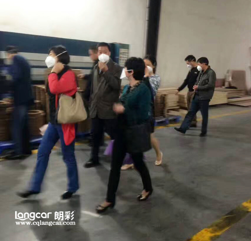 重庆朗彩木门：长寿区多位领导参观厂区原材料