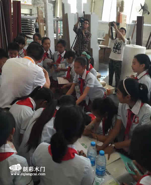 当地小学师生前往重庆朗彩木门厂区进行参观学习图04
