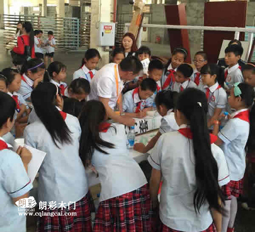 当地小学师生前往重庆朗彩木门厂区进行参观学习图05