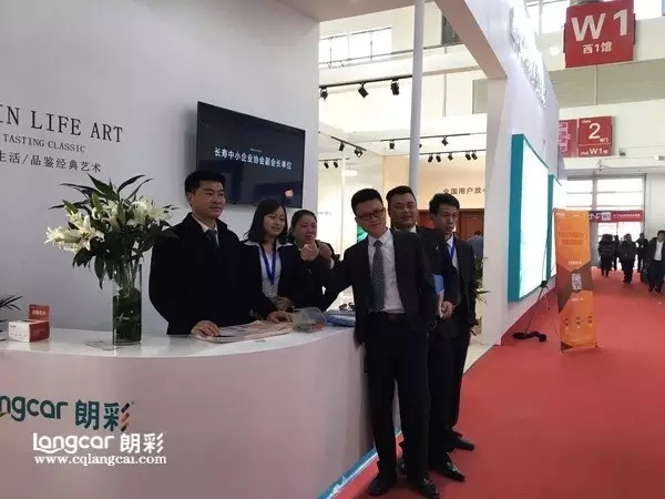 重庆朗彩木门：2017北京木门展销售人员在前台合影