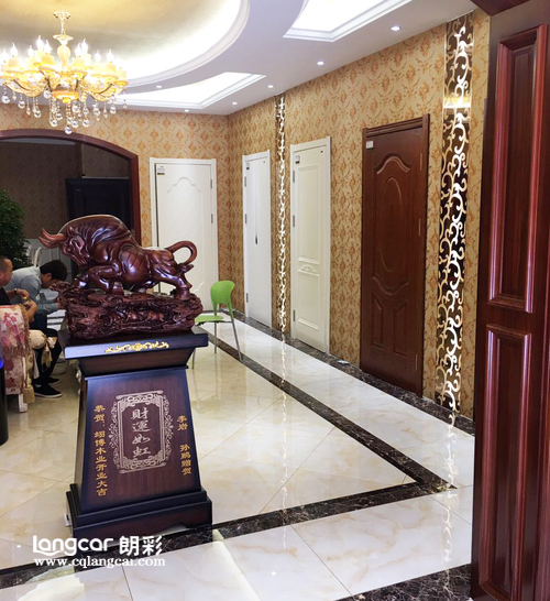 重庆朗彩木门：哈尔滨专卖店内上样木门品种多