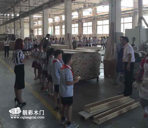 当地小学师生前往重庆朗彩木门厂区进行参观学习   工作人员带领并讲解