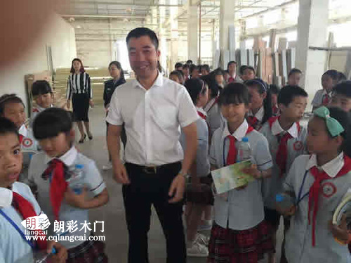 当地小学师生前往重庆朗彩木门厂区进行参观学习图06