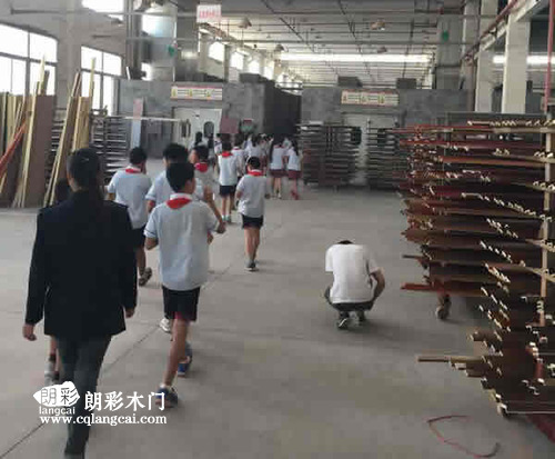 当地小学师生前往重庆朗彩木门厂区进行参观学习图01