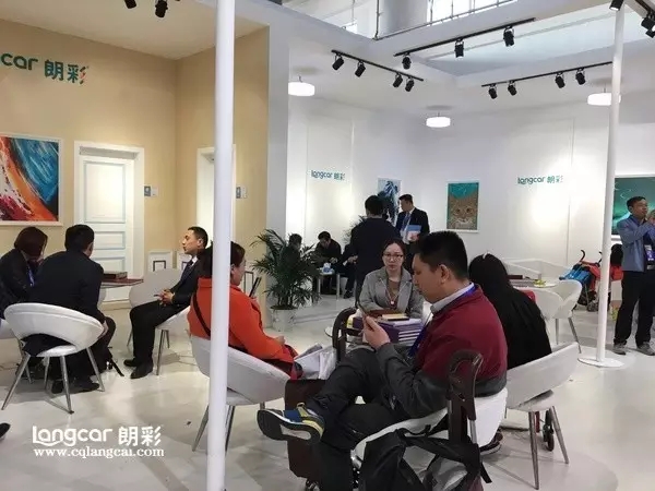 重庆朗彩木门：2017北京木门展洽谈区人员多