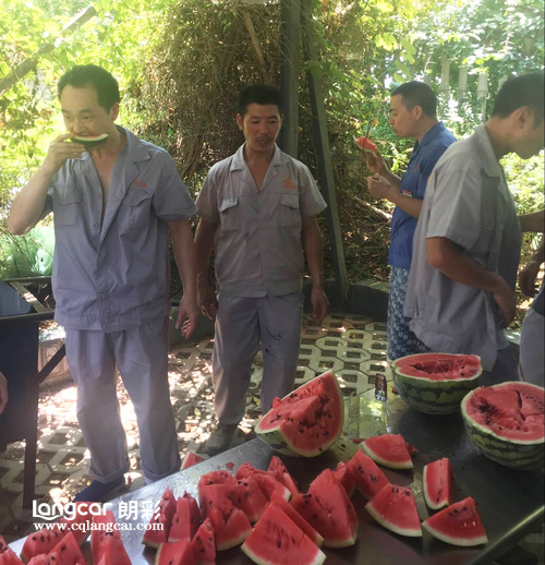 重庆朗彩木门：烈日炎炎送清凉 点滴关怀暖人心
