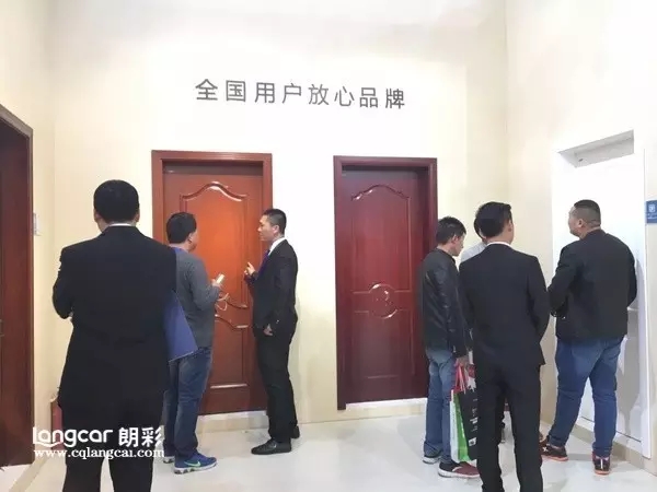 重庆朗彩木门：2017北京木门展销售人员介绍木门