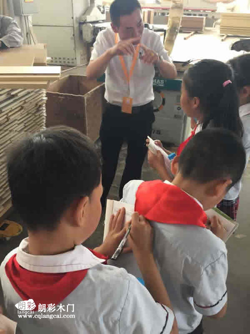 当地小学师生前往重庆朗彩木门厂区进行参观学习图02
