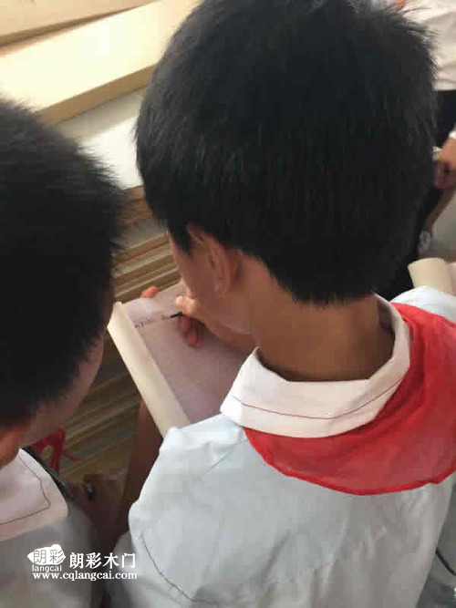 当地小学师生前往重庆朗彩木门厂区进行参观学习图03