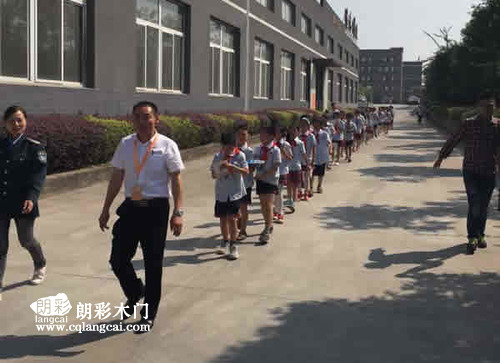 当地小学师生前往重庆朗彩木门厂区进行参观学习图