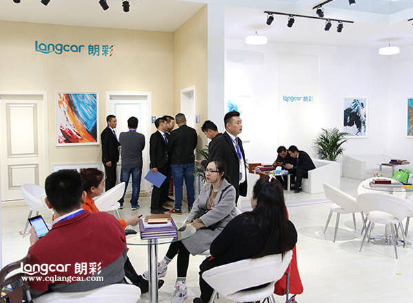 重庆朗彩木门：2017北京木门展洽谈区人员众多