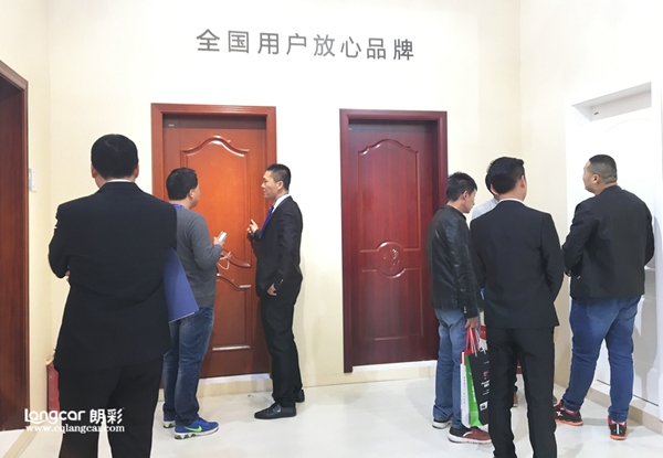 朗彩木门往届展会现场客户咨询了解产品