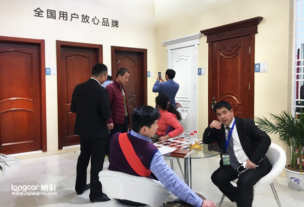 朗彩木门往届展会现场客户咨询了解产品