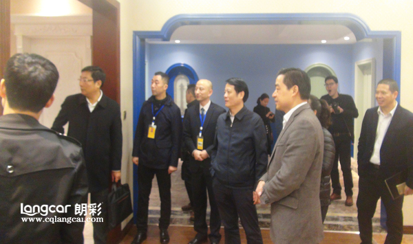 长寿区领导莅临重庆朗彩木门参观指导！参观展厅2