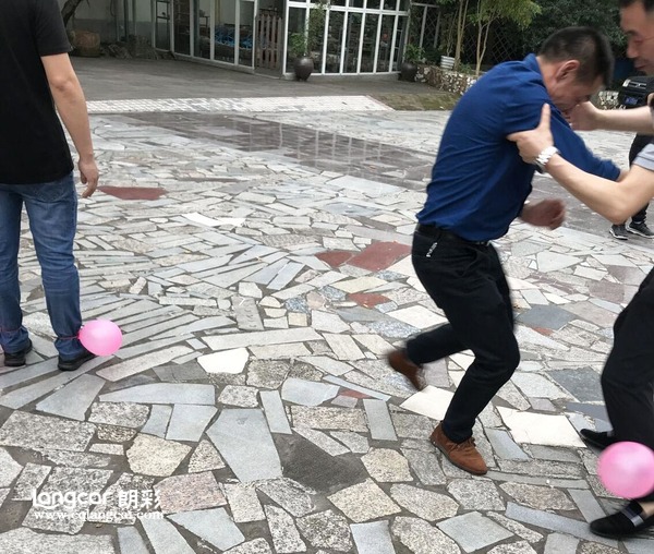 重庆朗彩木门：互踩气球挑战