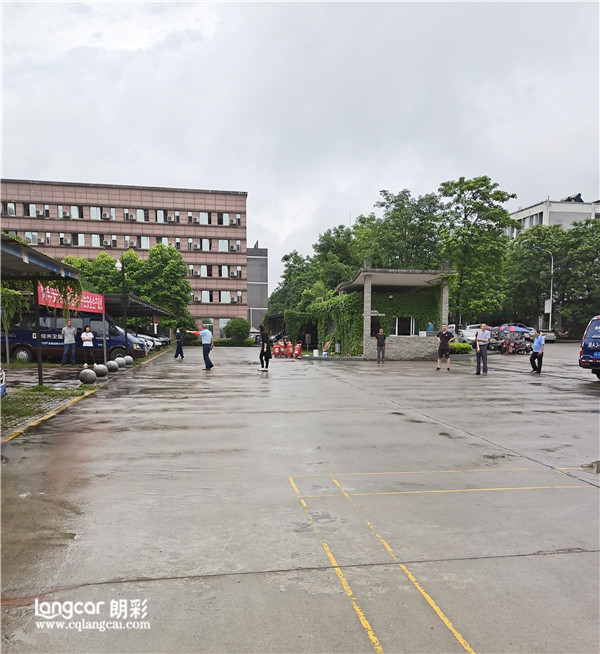 “消防敲警钟，安全记心中”重庆朗彩家具有限公司进行全员消防演练。2