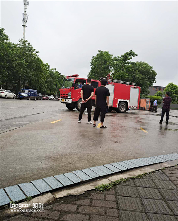 “消防敲警钟，安全记心中”重庆朗彩家具有限公司进行全员消防演练。6